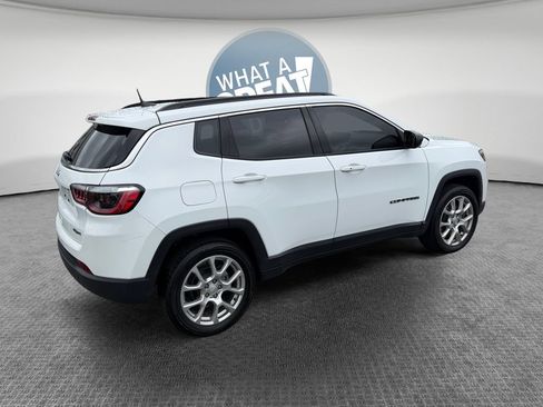 Used 2023 Jeep Compass Latitude w/ Sun and Sound Group AWD/4WD image 3