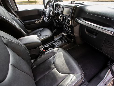 Used 2013 Jeep Wrangler Unlimited Rubicon w/ Connectivity Group AWD/4WD image 18