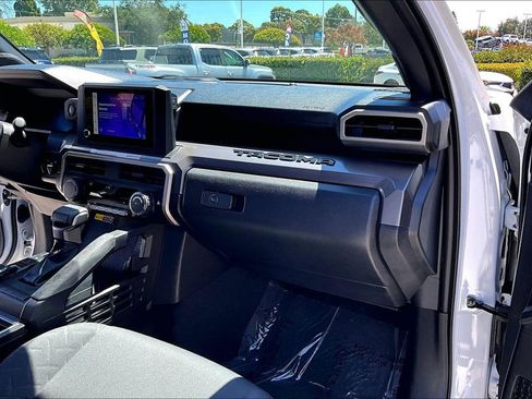 Certified 2025 Toyota Tacoma SR5 w/ SR5 Upgrade Package AWD/4WD image 27