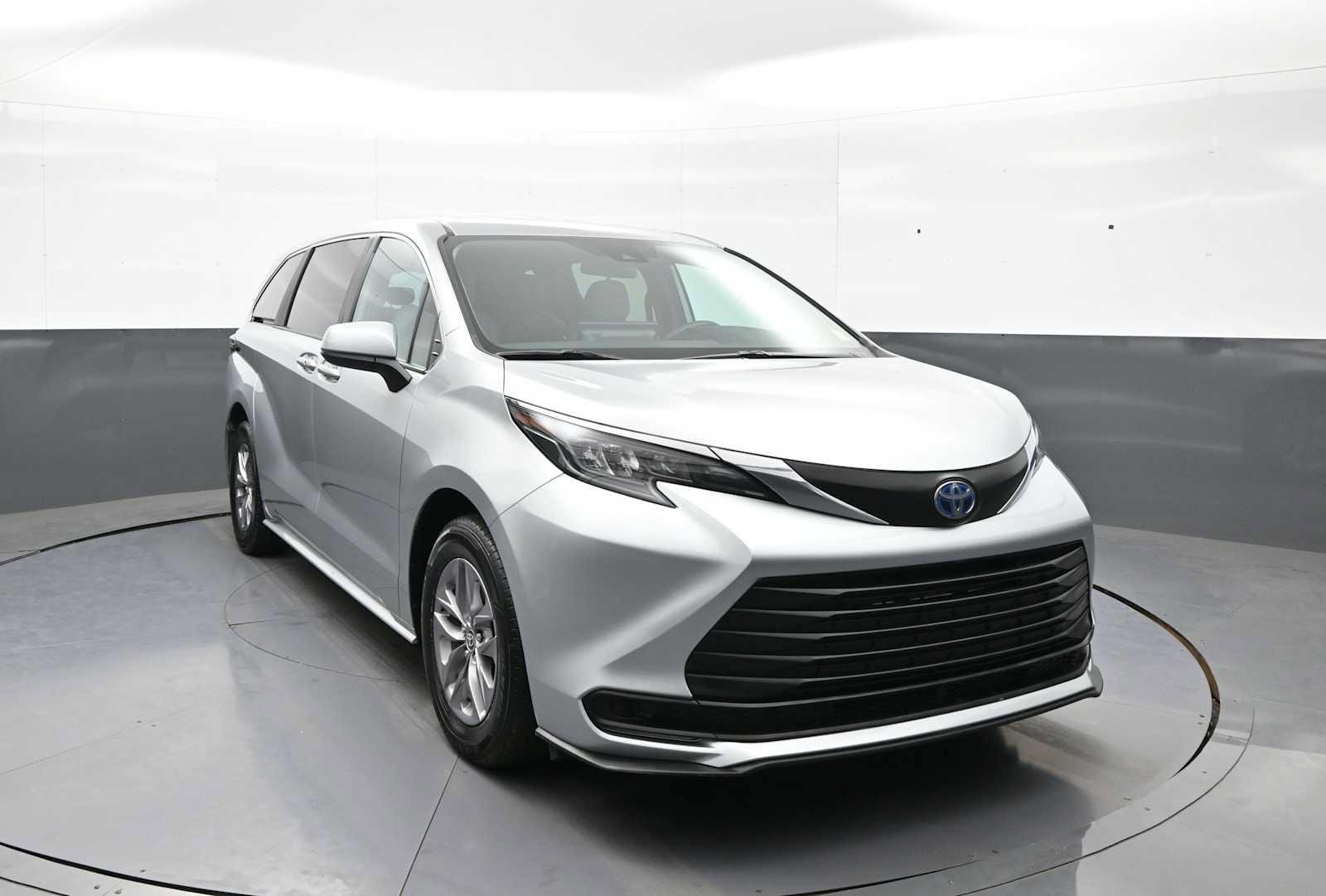 Used 2025 Toyota Sienna LE FWD image 3