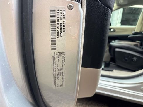 Used 2024 Chrysler Pacifica Touring-L image 34