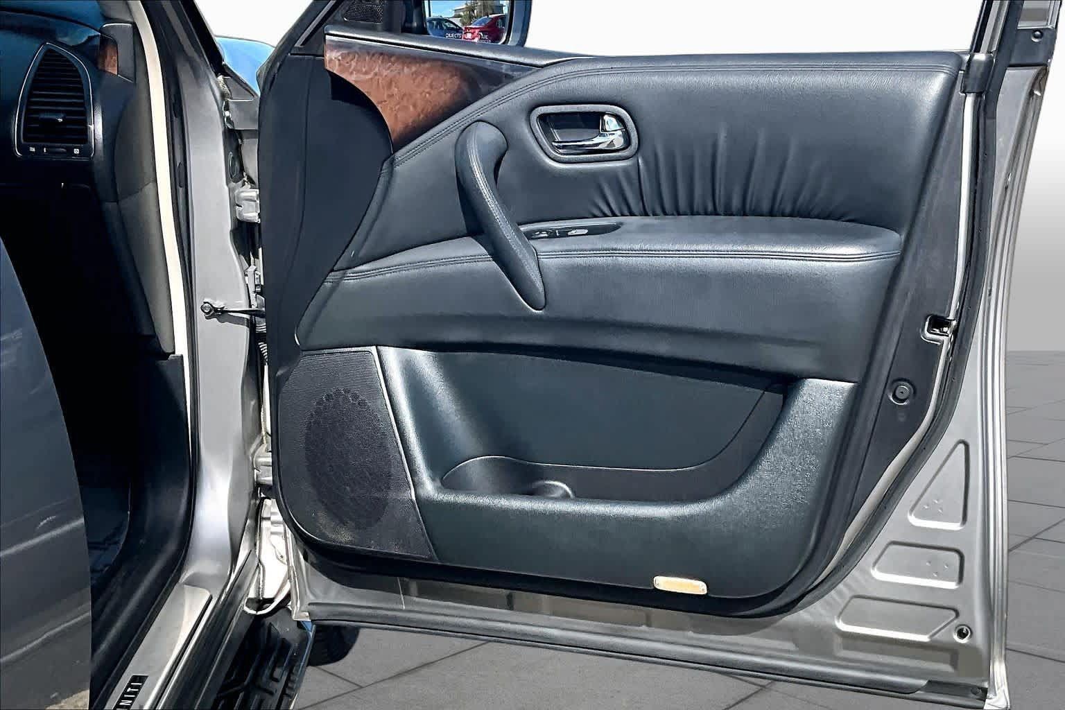 Used 2012 INFINITI QX56 4WD w/ Deluxe Touring Pkg image 22