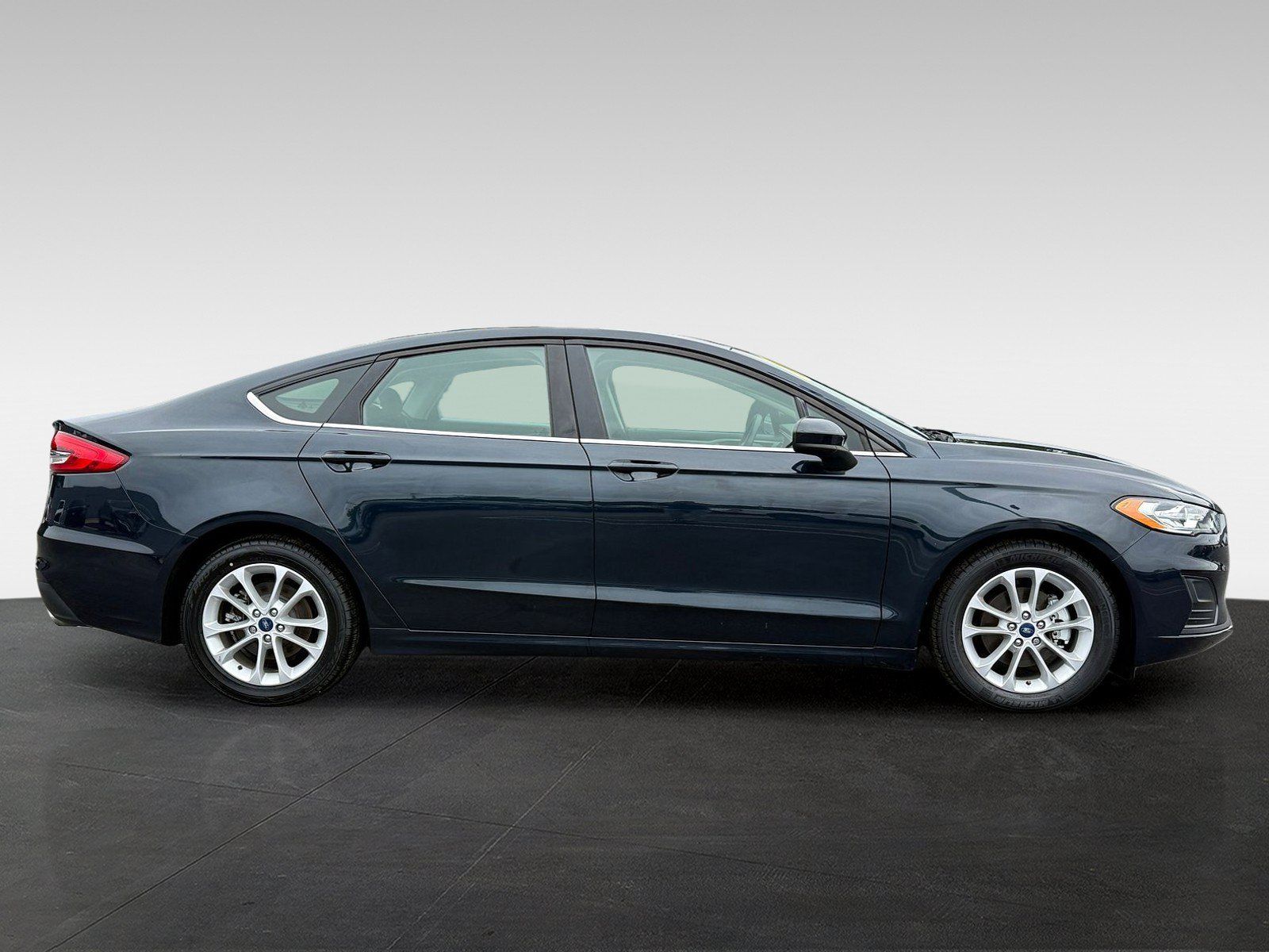 Used 2020 Ford Fusion SE FWD image 4
