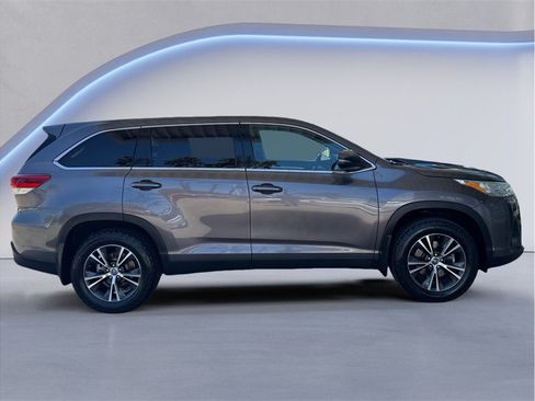 Used 2019 Toyota Highlander LE AWD/4WD image 7
