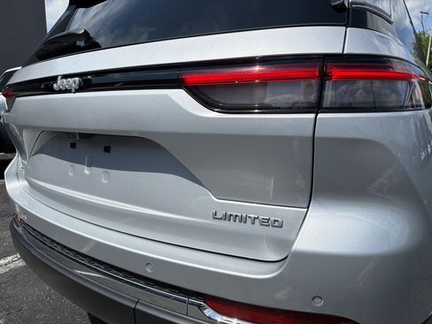 Certified 2025 Jeep Grand Cherokee Limited AWD/4WD image 9