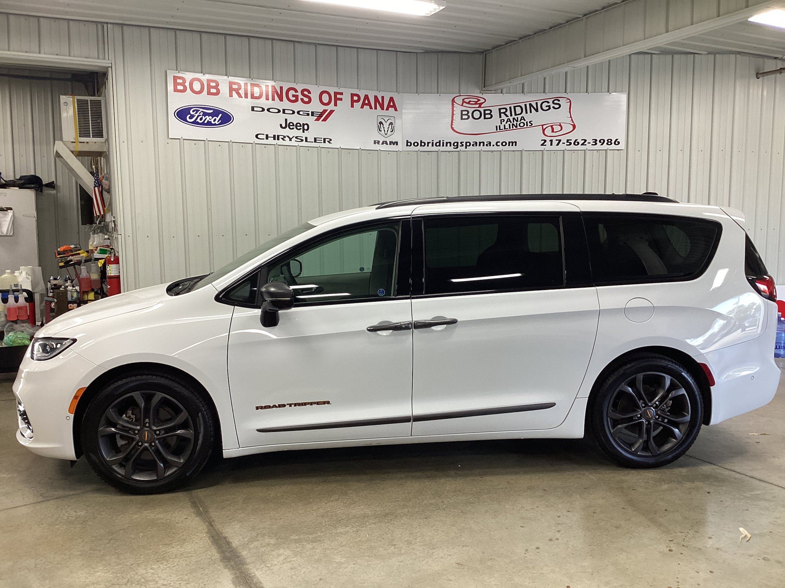 Used 2024 Chrysler Pacifica Touring-L w/ Road Tripper Package FWD image 2