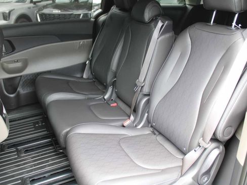 New 2025 Kia Carnival EX image 7