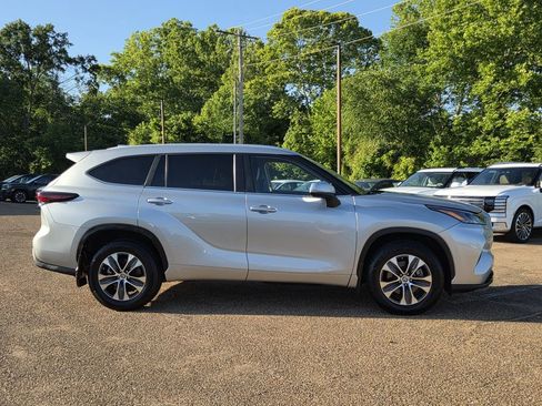 Used 2024 Toyota Highlander XLE AWD/4WD image 3