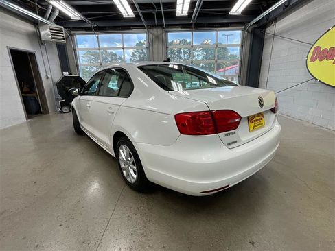 Used 2011 Volkswagen Jetta SE FWD image 3