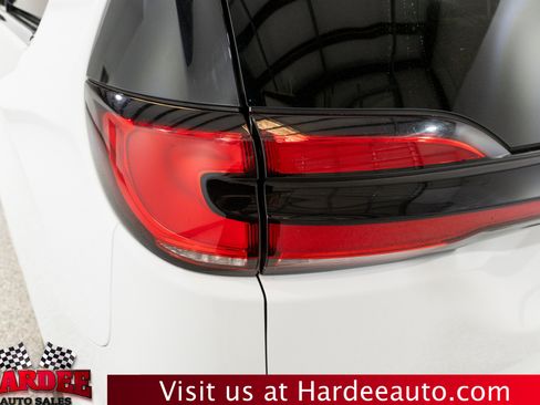 Used 2023 Chrysler Pacifica Touring-L FWD image 9