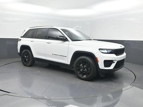 Used 2023 Jeep Grand Cherokee Altitude RWD image 30