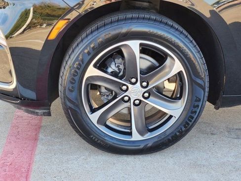 Used 2022 Buick Enclave Essence w/ Sport Touring Edition image 18