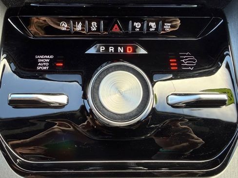 Certified 2025 Jeep Wagoneer Series III w/ Premium Group I image 30