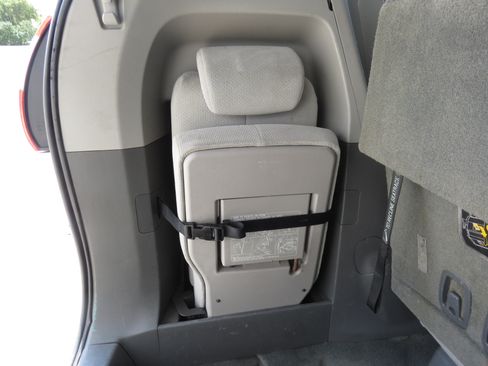 Used 2016 Toyota Sienna LE FWD image 39