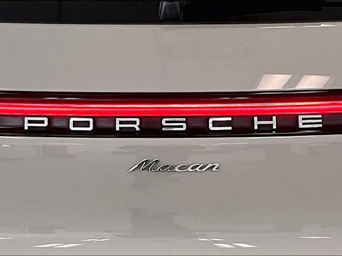 Used 2022 Porsche Macan AWD/4WD image 29