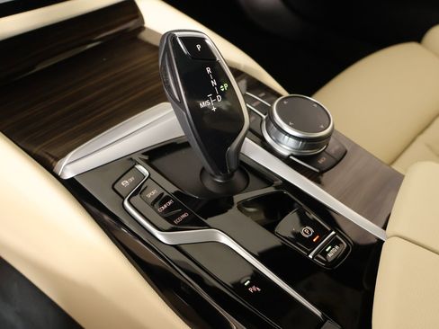 Used 2023 BMW 530i w/ Premium Package image 9