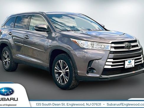 Used 2019 Toyota Highlander LE AWD/4WD image 1