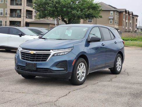 Used 2024 Chevrolet Equinox LS w/ LS Convenience Package FWD image 2