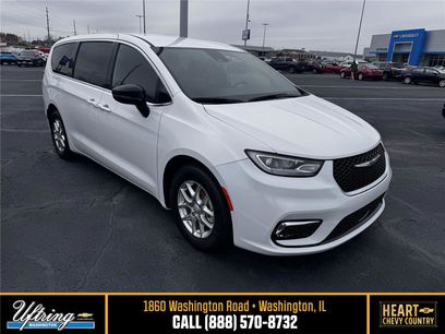 Used 2025 Chrysler Pacifica Select