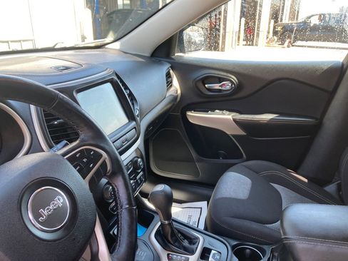Used 2018 Jeep Cherokee Latitude AWD/4WD image 15