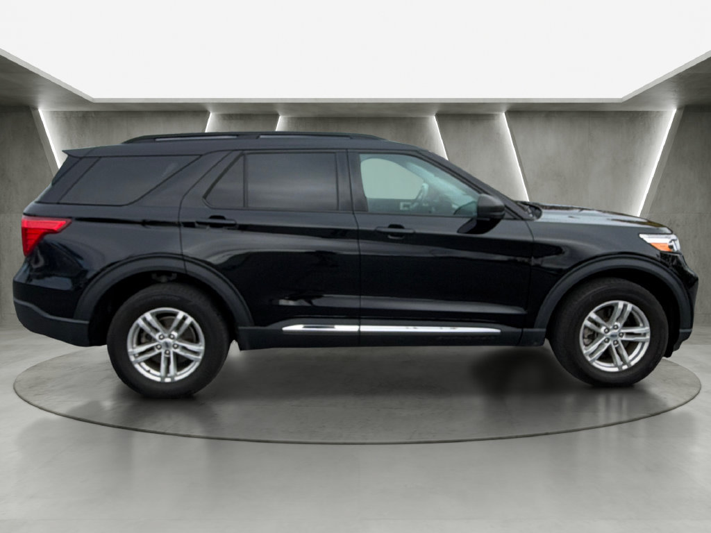 Used 2023 Ford Explorer XLT AWD/4WD image 2