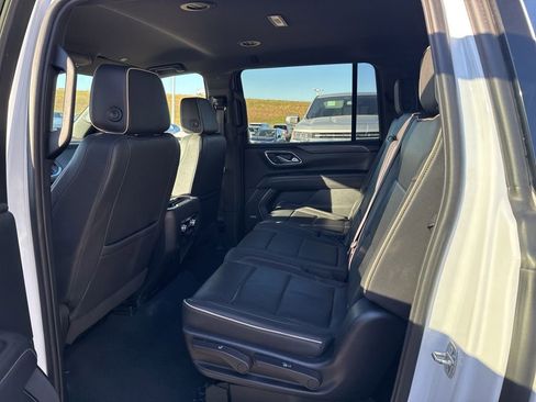 Used 2023 GMC Yukon XL SLT image 7