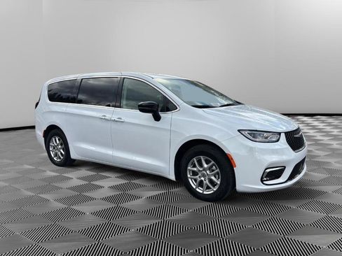 Used 2024 Chrysler Pacifica Touring-L image 2