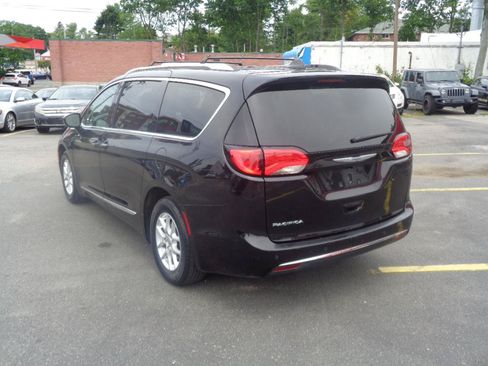 Used 2020 Chrysler Pacifica Touring-L FWD image 3