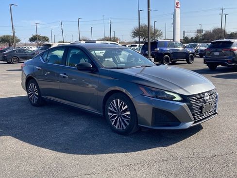 Used 2025 Nissan Altima 2.5 SV image 3