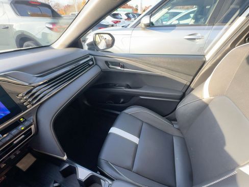 Used 2025 Toyota Camry SE image 5