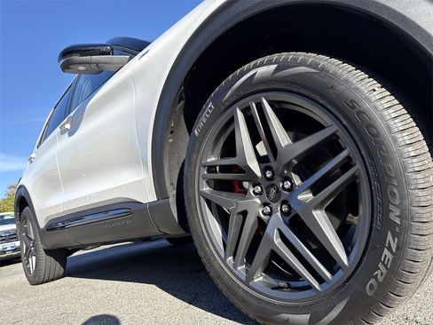 Used 2025 Ford Explorer ST-Line w/ Premium Package image 9