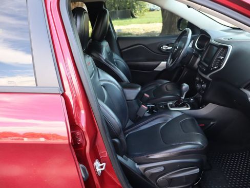 Used 2017 Jeep Cherokee Trailhawk AWD/4WD image 22