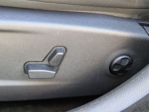 Used 2016 Chrysler 300 Limited image 17