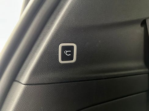 Used 2025 Chrysler Pacifica Select FWD image 43