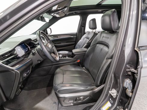 Used 2022 Jeep Grand Cherokee Overland RWD image 16