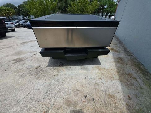 Used 2024 Tesla Cybertruck AWD Crew Cab image 8