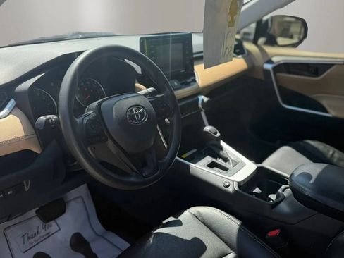 Used 2021 Toyota RAV4 LE FWD image 10
