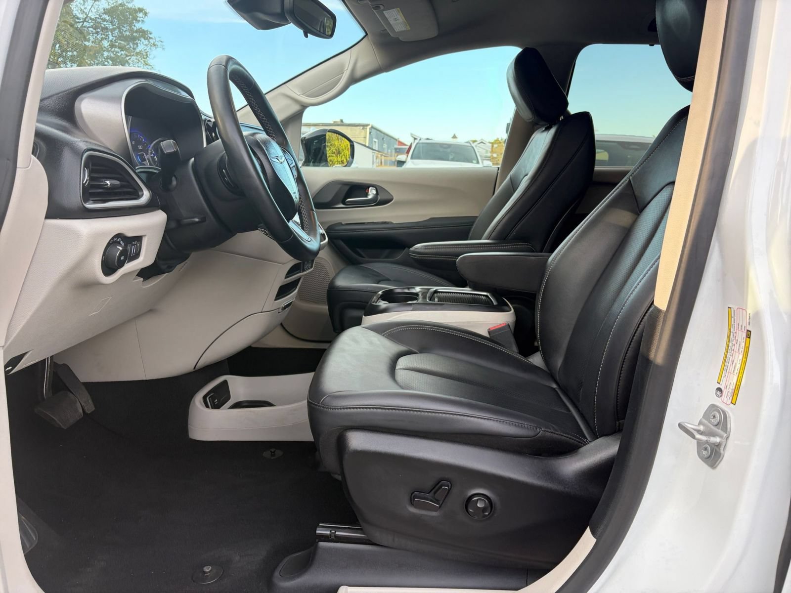 Used 2024 Chrysler Pacifica Touring-L FWD image 28
