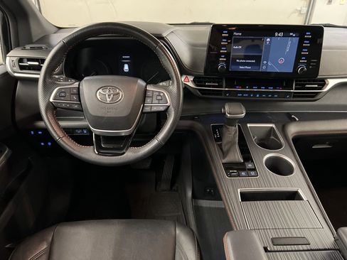 Used 2022 Toyota Sienna XSE image 8