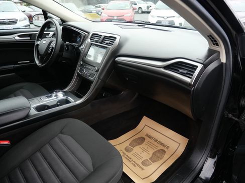 Used 2017 Ford Fusion SE w/ Fusion SE Technology Package image 16