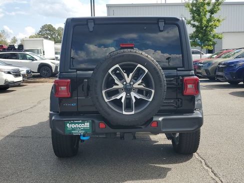 Used 2024 Jeep Wrangler Unlimited w/ Convenience Group AWD/4WD image 5