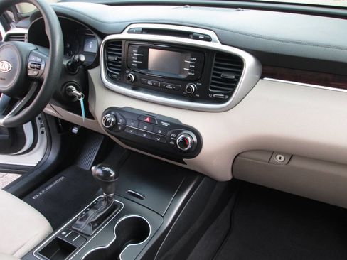 Used 2016 Kia Sorento LX image 23