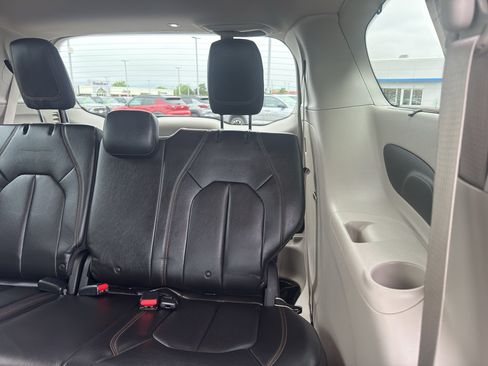 Used 2018 Chrysler Pacifica Touring-L FWD image 35