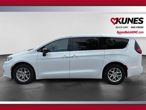Used 2024 Chrysler Pacifica Touring-L FWD image 6