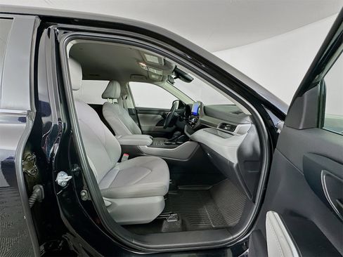 Certified 2023 Toyota Highlander L image 27