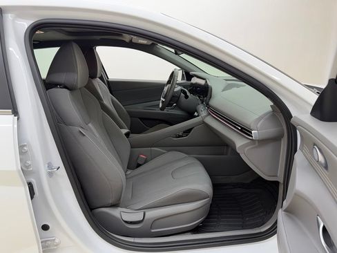 Used 2025 Hyundai Elantra SEL FWD image 9