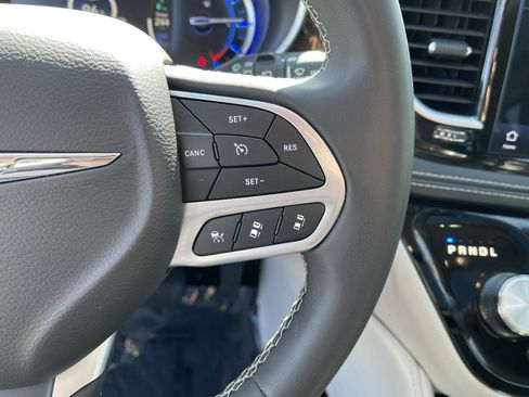 Used 2023 Chrysler Pacifica Limited FWD image 24