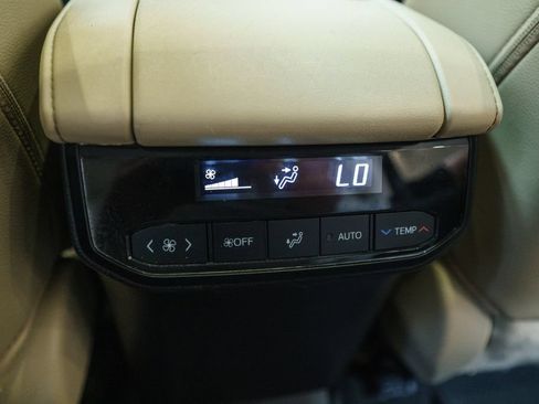 Used 2023 Toyota Highlander XLE AWD/4WD image 36