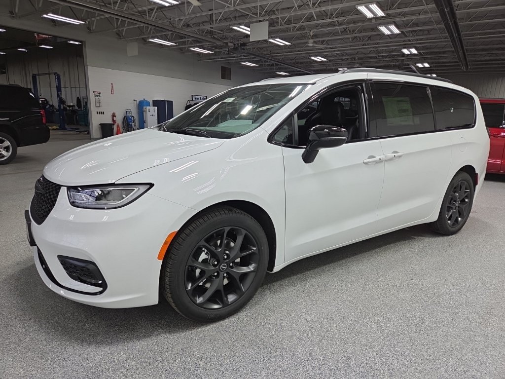 New 2026 Chrysler Pacifica Select w/ S Appearance Package FWD image 3
