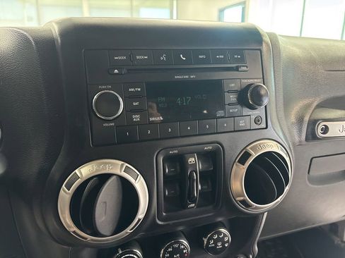 Used 2017 Jeep Wrangler Unlimited Sahara w/ Connectivity Group AWD/4WD image 20
